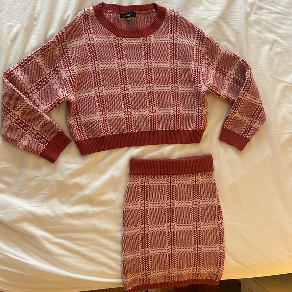 Lulus sweater/skit set